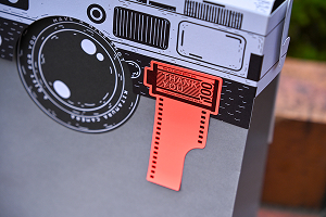 蛍光カラーのフィルム型タグ